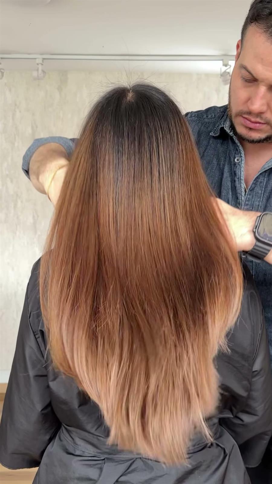 Colorista revisando un balayage brunette