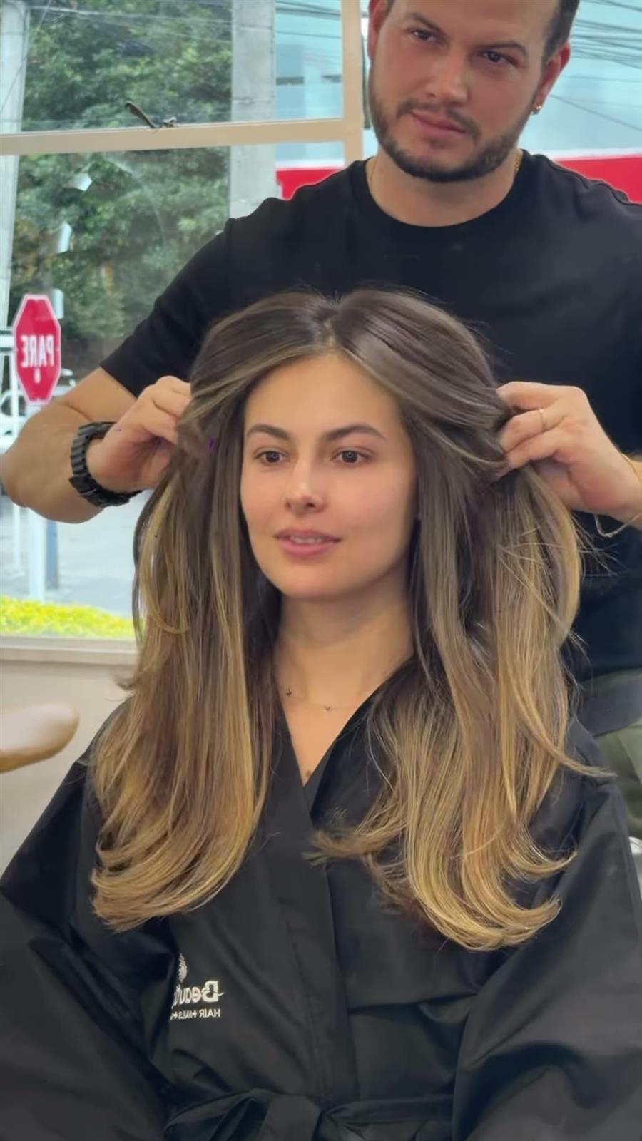 Colorista ajustando un balayage luminoso