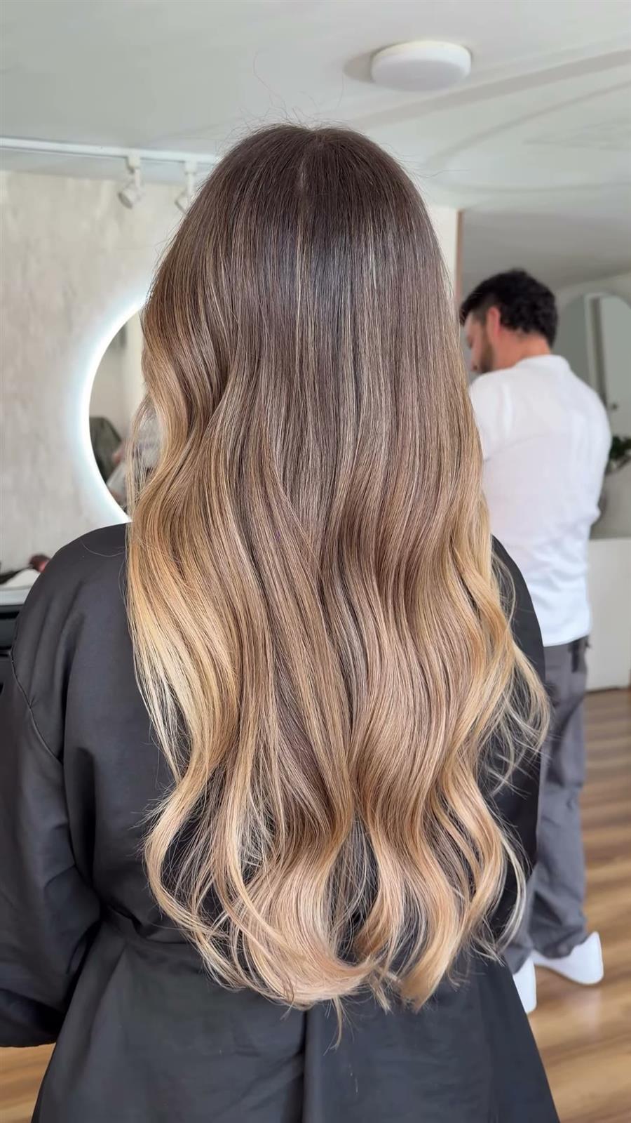Balayage miel de espaldas en el salón