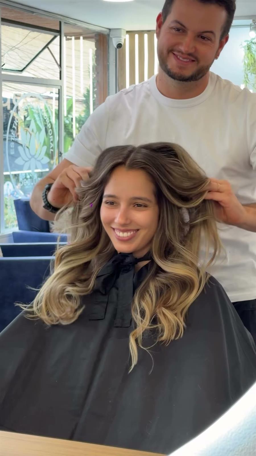Clienta sonriendo con su balayage miel recién hecho